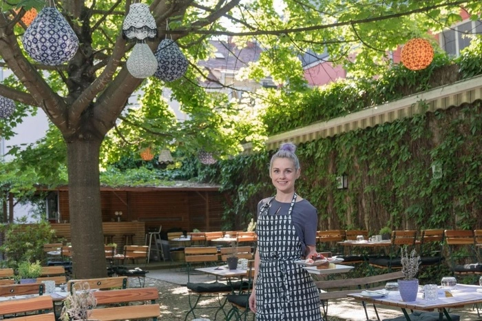 "Die Amsel": Barbara Musek hat den Innenhof-Gastgarten in der Körösistraße 10 neu arrangiert.