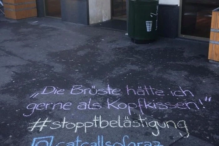 Sprüche oder vermeintliche Komplimente, die sich in der Regel Frauen von Männer unaufgefordert anhören müssen, werden mit Kreide auf die Straßen geschrieben - hier am Jakominiplatz.