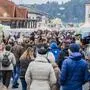 Viele Menschen sind in der Bleiburger Straße in Eberndorf zu sehen. Links und rechts am Straßenrand befinden sich Standler