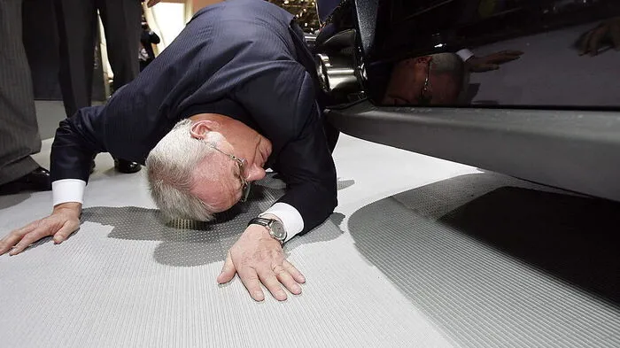 Die Umweltbehörden in den USA geben am 18. September 2015 bekannt, dass es bei Abgasmessungen von VW-Modellen nicht mit rechten Dingen zugegangen sei. Zu dem Zeitpunkt scheint VW-Boss Martin Winterkorn mit VW  auf dem Zenit, will größter Autobauer der Welt werden und Toyota ablösen.