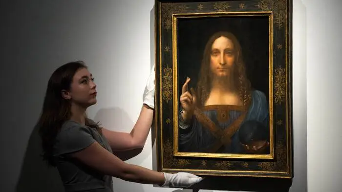 Das mit Abstand teuerste Gemälde der Geschichte ist der „Salvator Mundi“ - mutmaßlich - von Leonardo da Vinci. Es wurde im November 2017 bei Christie‘s in New York für atemberaubende 450,3 Millionen Dollar (heute 388,53 Mio. Euro) versteigert. Wer das Gemälde tatsächlich erworben hat, ist seither unklar. Zunächst hatte die Kultur- und Tourismusbehörde von Abu Dhabi verkündet, die Käuferin zu sein, später erklärte die saudische Botschaft in den USA, Prinz Badr Al Saud habe das Gemälde - allerdings im Auftrag der Kulturbehörde von Abu Dhabi - als Mittler ersteigert. Später hieß es, das Werk befinde sich auf der Luxusjacht des saudi-arabischen Kronprinzen Mohammed bin Salman.