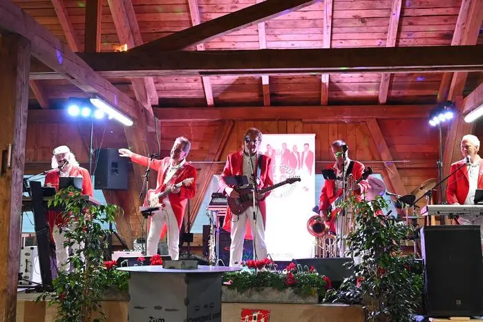 Ab 21.00 sorgten die Musiker von „Die Kaiser“ für ausgelassene Stimmung. Mit ihrem mitreißenden Schlager sorgten sie für eine temperamentvolle Feier bis in die späten Abendstunden.