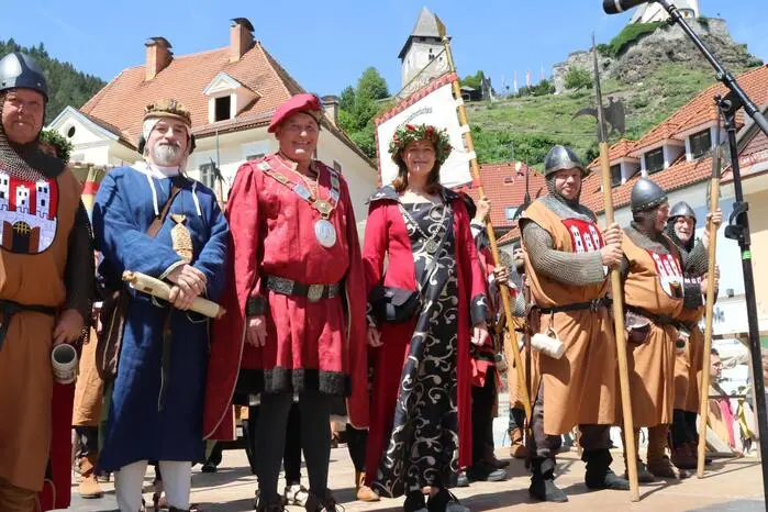 Übrigens: Ein Video vom „Spectaculum zu Friesach“ gibt es auf Facebook Kleine Zeitung St. Veit/Feldkirchen zu sehen! Klicken Sie sich durch die Fotogalerie! 