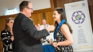 Chiara Zwickls ehemaliger Lehrer am Gymnasium Gleisdorf, Roland Pulsinger gratulierte ihr zur Präsidentschaft.