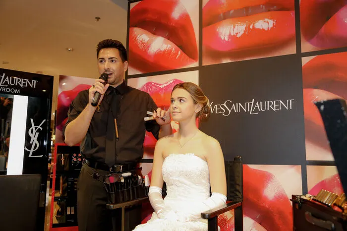 Rankovic verwendete "tief braun ausschattierte Augen (Palette No. 4) in Verbindung mit dem YSL Kult Lippenstift Rouge Pur Couture, in der Farbe Alt-Rosa (Nr. 207)." Perfektioniert mit Top Secrets Moisture Glow &amp; Glow Shot.