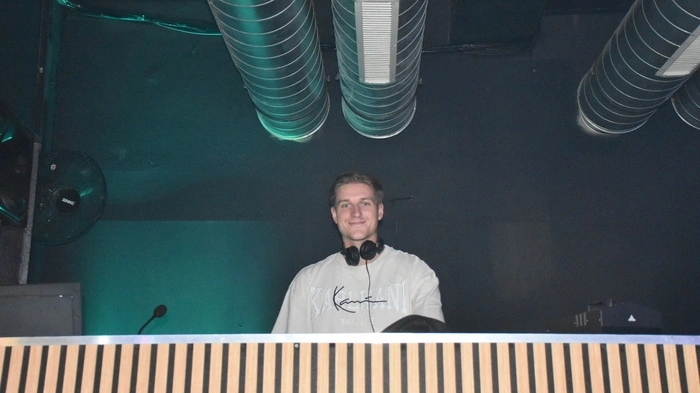 Ein DJ an seinem Pult