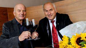 Valentin Hauser und Valentin Inzko stoßen im Gasthaus Mochoritsch auf den Nobelpreisträger an