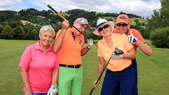 Brigitte Schwaiger, August Schwaiger, HELP4KIDS-Präsidentin Susanne Jagsch und Christian Jagsch (von links) bringen Farbe auf den Golfplatz