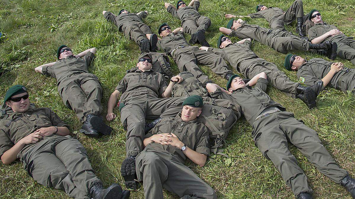 Erschöpfte Soldaten bei der Airpower 2013 in Zeltweg