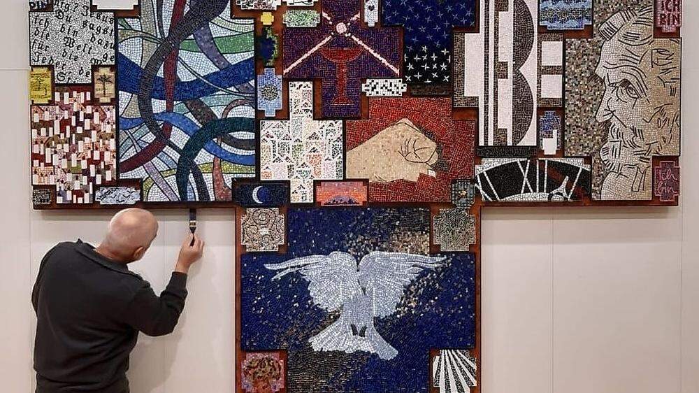 Das Mosaikkreuz des Künstlers Werner Loder kann ersteigert werden