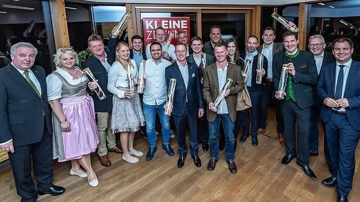 Die Stunde der Sieger. Preisträger mit LH Schützenhöfer und Vize Schickhofer sowie Hubert Patterer und Thomas Spann von der Kleinen Zeitung