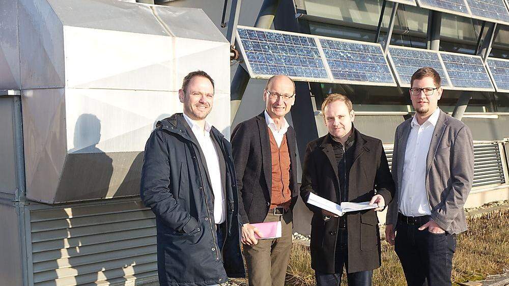 Kühlung und Solaranlagen arbeiten zusammen (v.l.n.r.):  Dietmar Nöhrer (Ökoplan), Stadtwerke-Geschäftsführer Stefan Lorenzoni, Alois Kraußler (4ward Energy Research), Martin Kröpfl (F&E Stadtwerke Hartberg)  