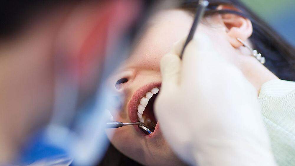 &quot;Gesperrter&quot; Zahnarzt darf vorerst als Zahnchirurg weiter tätig sein
