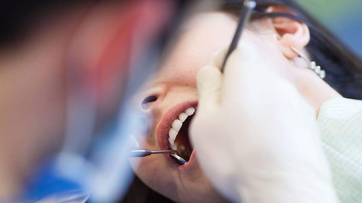 &quot;Gesperrter&quot; Zahnarzt darf vorerst als Zahnchirurg weiter tätig sein
