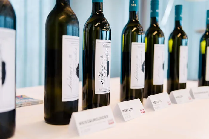 ...mit zehn ausgewählten Weinen von ihrem Weingut.