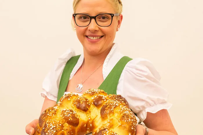 Im Ennstal gibt es zu Ostern den Brauch, den andere von Allerheiligen kennen. Der Taufpate (im Ennstal „Ged“ bzw. „Godi“ genannt) überbringt seinem Schützling einen Brioche-Striezel in Kipferlform. „Wir nennen das Godln-Gehen“, erklärt Kipferlbäckerin Viktoria Kirisits aus Lassing. Die runde Form soll an ein Hufeisen erinnern und Glück bringen. Flechtgebäcke bedeuten auch, dass dem Beschenkten auch Glück- und Segenswünsche mit hineingeflochten werden.