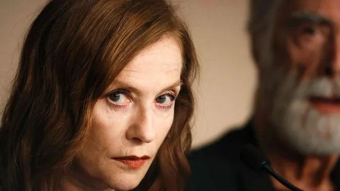 "Es ist letztlich sehr einfach, mit Michael Haneke zu arbeiten", sagt Isabelle Huppert bei der Pressekonferenz zu Michael Hanekes neuem Film "Happy End" in Cannes.