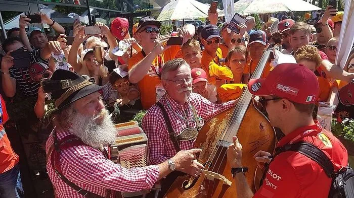Sebastian Vettel unterschrieb am Kontrabass
