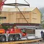 Am 8. Juni wurde die mobile Wüstlbude von Holzbau Ertl angeliefert