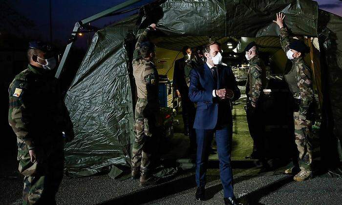 Macron beim Besuch des Militärspitals im Elsass.