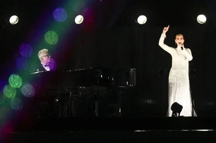 Sport Bilder des Tages Paris 2024 Olympic Games, Olympische Spiele, Olympia, OS - 26/07/2024 PARIS, FRANCE - JULY 26 : Céline Dion on the Eiffel Tower with the Olympic rings during the Opening Ceremony of the XXXIII Paris 2024 summer Olympic Games in the heart of the city along its main artery : the course of the Seine, from east to west over 6 kilometres. Pictured on July 26, 2024 in Paris, France, 26/07/2024 Paris France PUBLICATIONxNOTxINxFRAxBEL Copyright: xGvgx