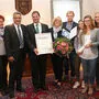 Peter und Birgit Supposits nahmen die Ehrung mit ihrer Familie erfreut entgegen