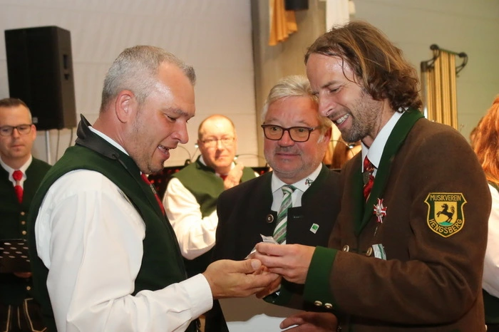 Verdienstkreuz in Silber am Band für Obmann Markus Plaschg.