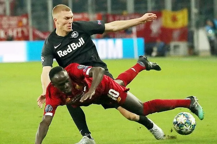 Salzburg und Liverpool schenkten sich nahezu nichts. Um jeden Ball wurde gekämpft, so auch hier zwischen Sadio Mane und Rasmus Kristensen.