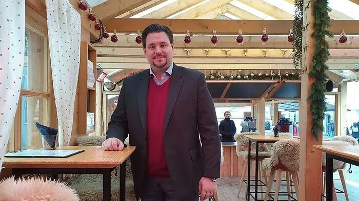 Der neue Hoteldirektor Mario Gruber ist stolz auf die Adventhütte