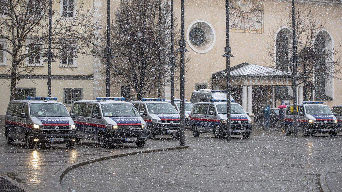 Viel Polizei und Polizeiautos in Klagenfurt am Wahltag