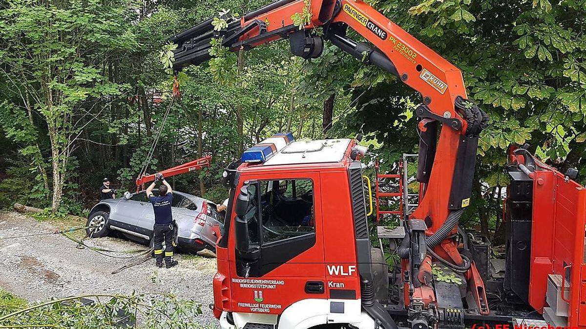 Die FF Hirschegg und die FF Voitsberg konnten das absturzgefährdete Auto bergen