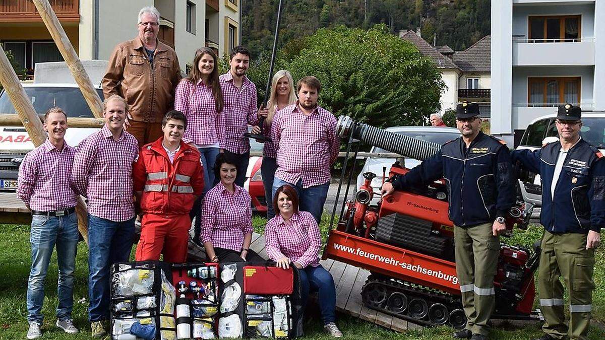 Rotes Kreuz und Feuerwehr freuen sich über die großzügige Spende der Zechgemeinschaft