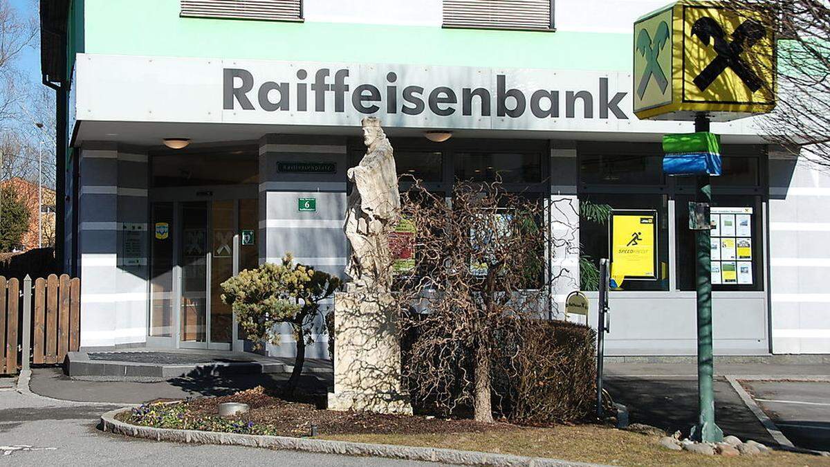 Die bald leer stehenden Bankgebäude in Mooskirchen (siehe Bild) und Ligist werden zum Verkauf angeboten