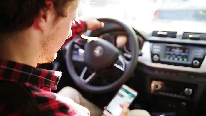 Der Blick aufs Smartphone wird in Italien teuer