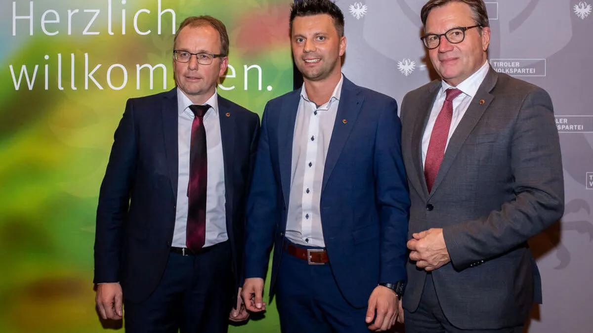 Martin Mayerl mit seinem Nachfolger Webhofer und Landeshauptmann Günther Platter