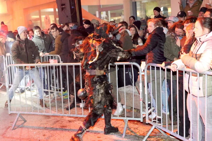 Einziger Negativpunkt des furchterregenden Abends: So mancher Akteur hatte sich beim Marsch durch die Kreuzstraße nicht ganz unter Kontrolle. 