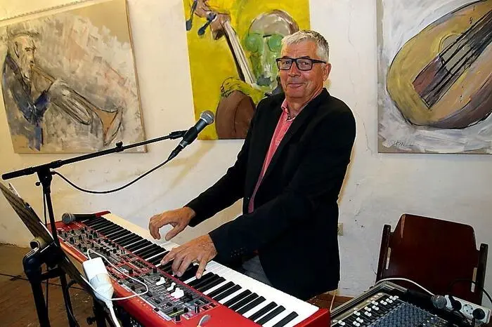 Klaus Finder begleitete die gut besuchte Vernissage musikalisch und erzählte berührend in einer Ansprache über seinen Bruder Wolfi. 