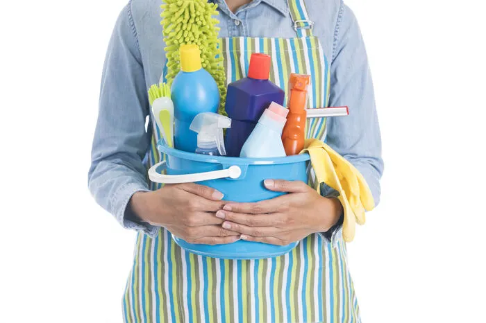 Ungeahnte Weiten: Wo man Staub findet. Oft vergisst man beim wöchentlichen Hausputz so manche Stellen, die man sich dann beim Frühjahrsputz gründlich vornehmen kann. Haben Sie zum Beispiel schon einmal einen Blick hinter Ihren Kühlschrank, in die Zwischenräume Ihrer Heizkörper oder auf Ihre Türkanten und Lampenschirme geworfen? An diesen Orten sammelt sich meist recht viel Staub an. „Um diese schwer zugänglichen Stellen zu reinigen, eignet sich zum Beispiel ein Staubwedel Aufsatz eines Staubsaugers gut, damit der Staub während der Reinigung nicht mehr durch die Luft gewirbelt wird, sondern direkt im Staubsauger verschwindet“, so Norbert Schechner.