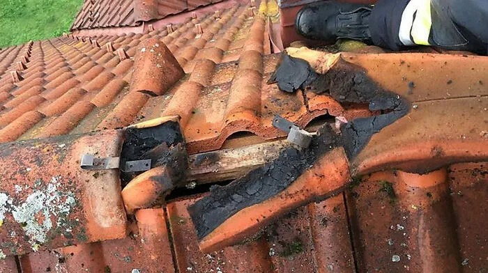 Durch den Blitzschlag brach am Dachfirst ein Brand aus