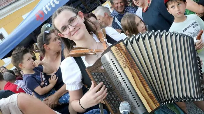 Die Bischofsstadt Straßburg steht am Wochenende zwei Tage ganz im Zeichen des Stadtfestes 2024. So wurde die Durchzugsstraße zur Partyzone umfunktioniert.
