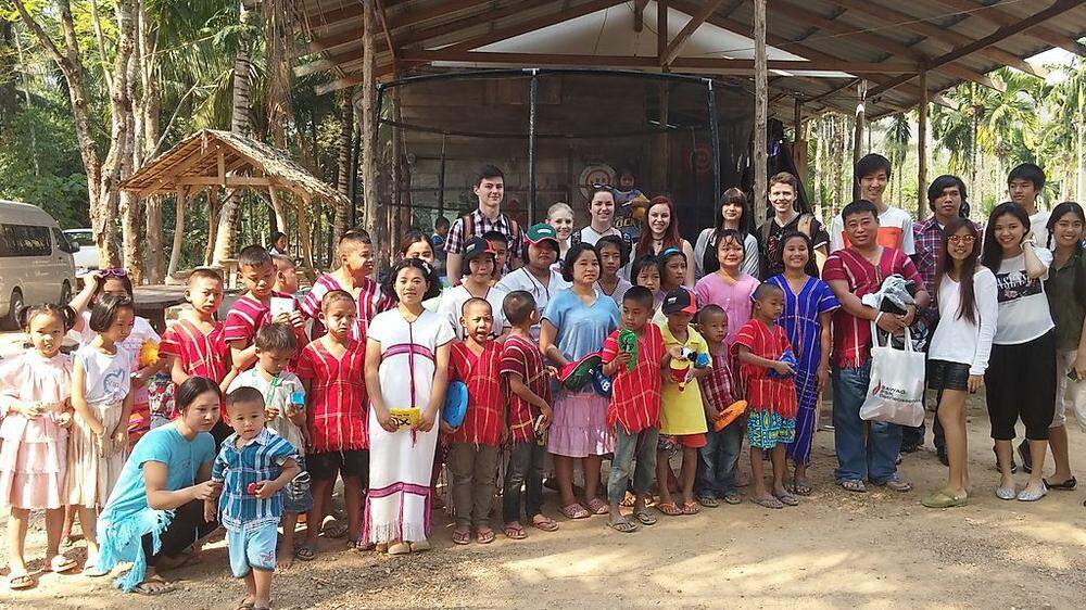Die Schüler des BG/BRG Leoben Neu besuchten beim Schüleraustausch in Thailand auch ein Flüchtlingscamp 