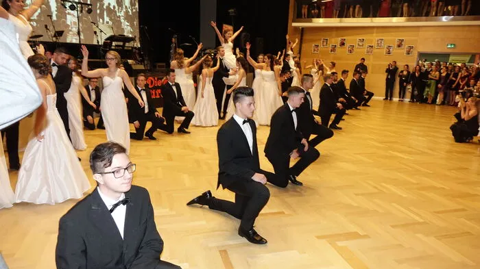 Die angehenden Maturanten der HAK Mürzzuschlag luden im Veranstaltungszentrum Krieglach zu ihrem Maturaball. Unter dem Motto "HAKwaii – Wir surfen zur Matura" ging es exotisch zu.