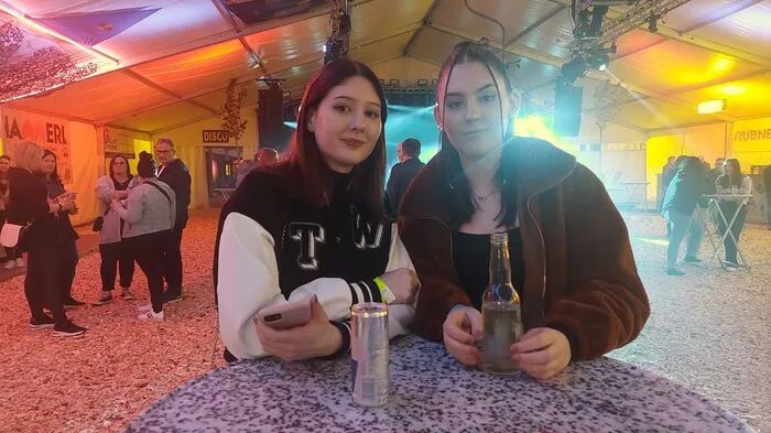 Karawanen von Partyhungrigen strömten zur großen Après-Ski-Party aufs Festgelände und ließen es unter der Skigondel krachen.