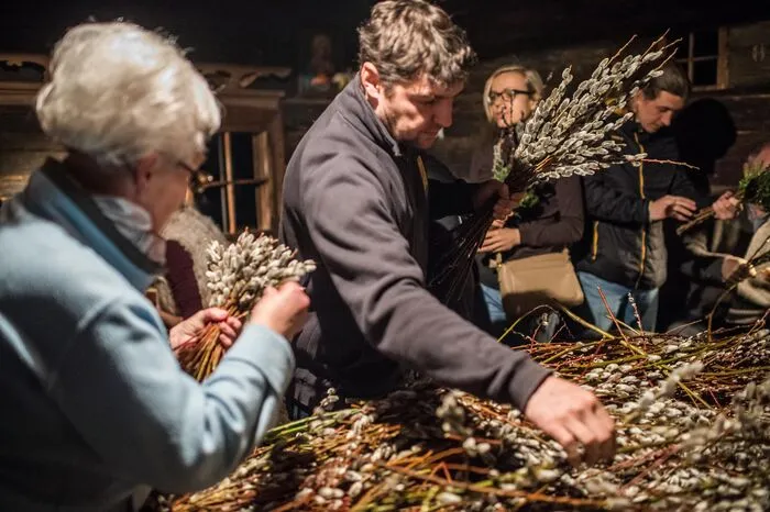 Deshalb versammelten sich heute ab 5 Uhr in der Früh Dutzende im Freilichtmuseum Stübing. Unter Anleitung konnte dort jeder seinen traditionellen Palmbuschen binden.