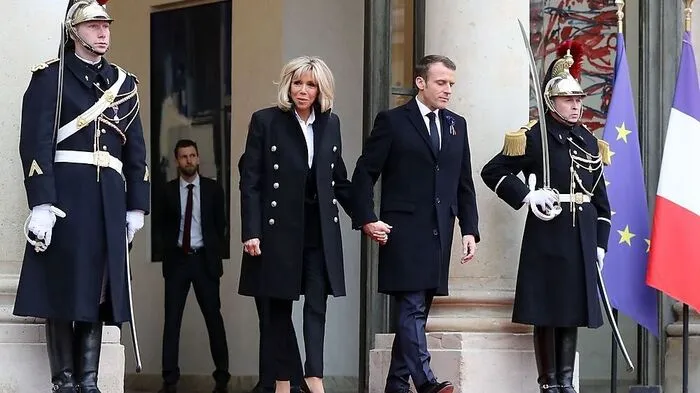 Knapp 70 Staats- und Regierungschefs hatten eine Einladung Macrons zu der Feier am Pariser Triumphbogen angenommen. Macron will die Feier zum Jahrestag des Kriegsendes, der in Frankreich alljährlich groß begangen will, diesmal zu einem Friedensappell und Aufruf zu internationaler Zusammenarbeit machen.