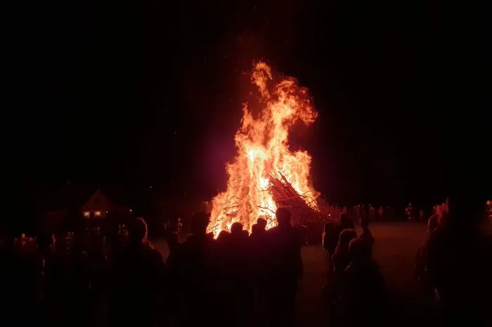 Die Flammen wurden kurz vor 21 Uhr entzündet, schon um 18 Uhr konnten Kinder am Gelände nach Ostereiern suchen. 
