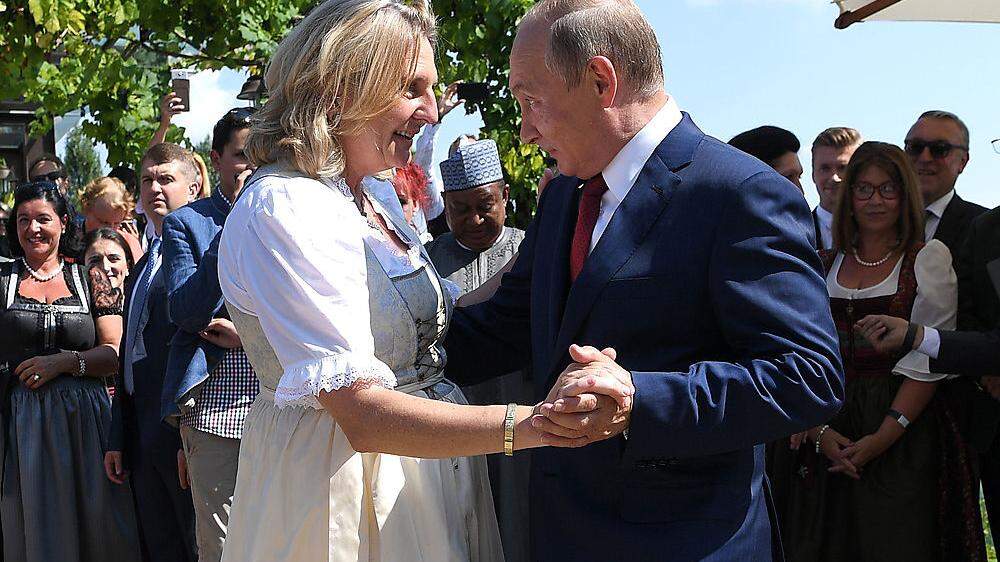 Spätestens seit Putins Tänzchen mit Außenministerin Kneissl auf deren Hochzeit hat Österreich ideologisch Schlagseite 