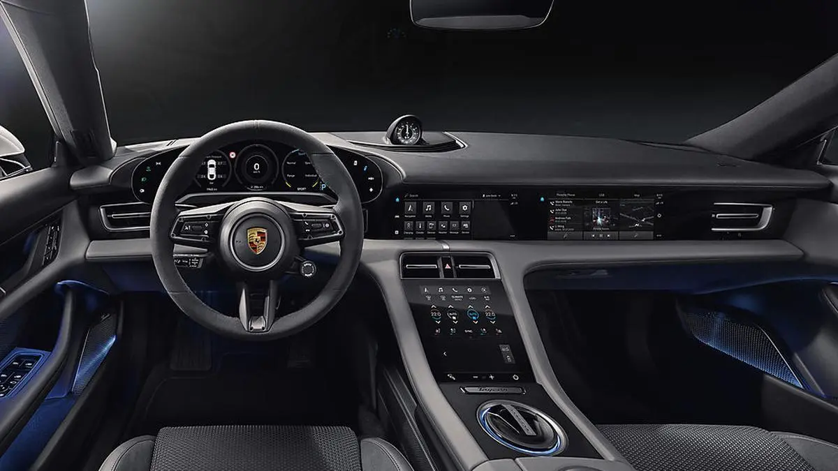 Das Cockpit von Porsches Elektrosportler Taycan
