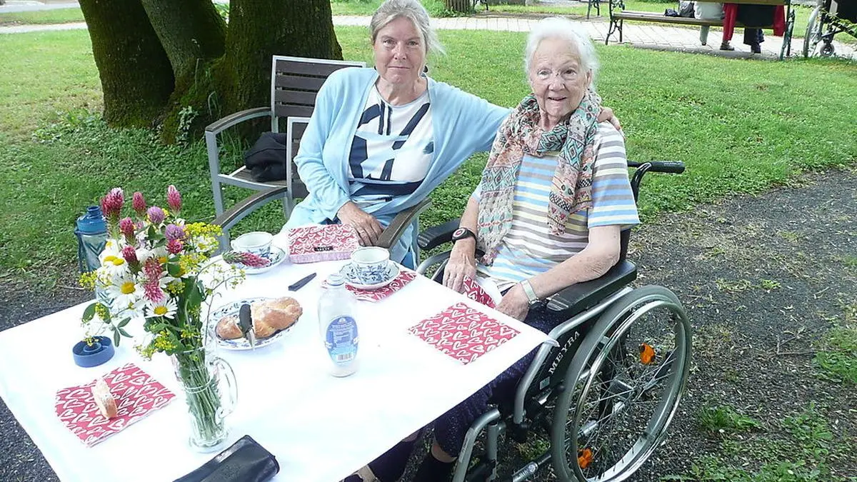 Muttertag vor zwei Jahren: Tochter Oliva mit Mama Melitta beim Kuchenessen ohne Besuchsbeschränkungen