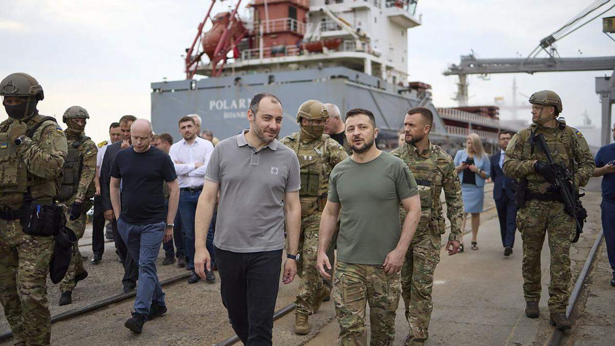 Präsident Selenskyj bei einem Besuch am Schwarzmeerhafen Tschornomorsk am Freitag